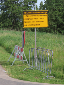 912963 Afbeelding van een waarschuwingsbord geplaatst ter gelegenheid van de 'De Loop van Leidsche Rijn' op 1 juni, bij ...